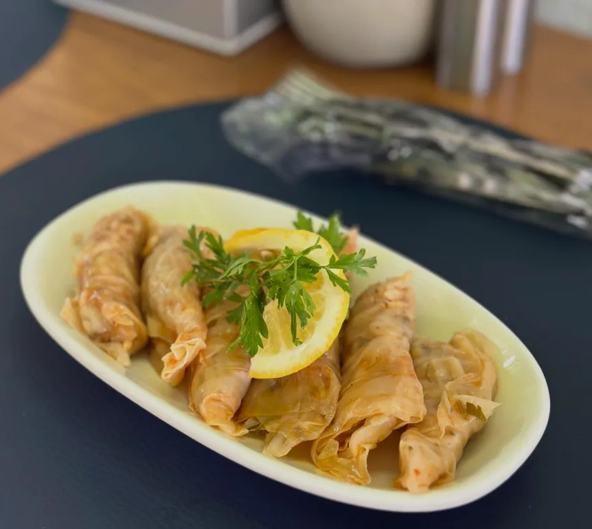 Limon ve maydanozla sunulan sarma tabağı