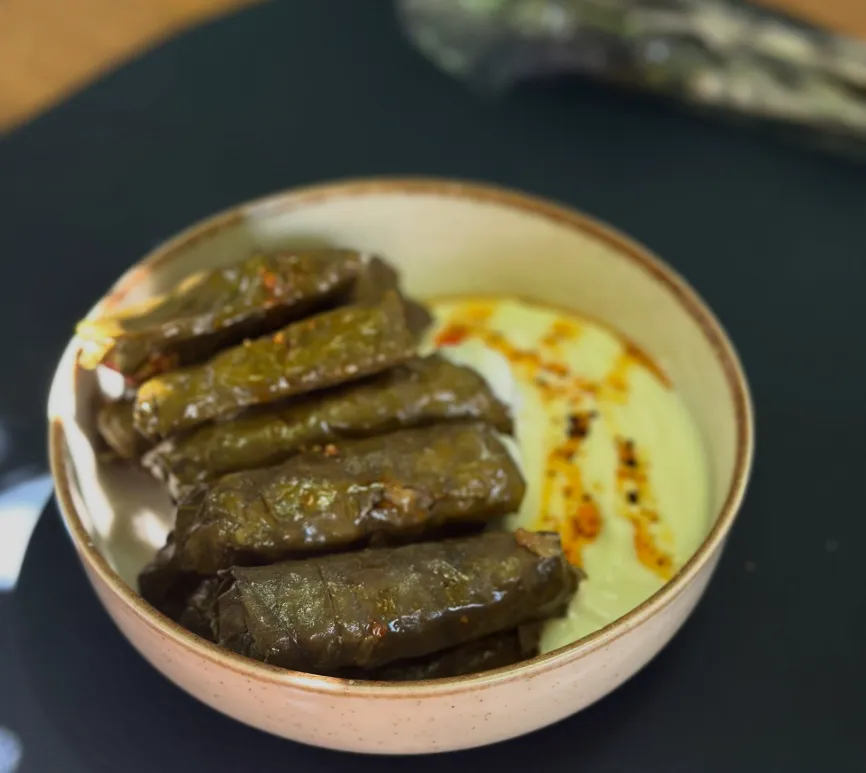 Dolma’da yoğurtla sunulan yaprak sarma